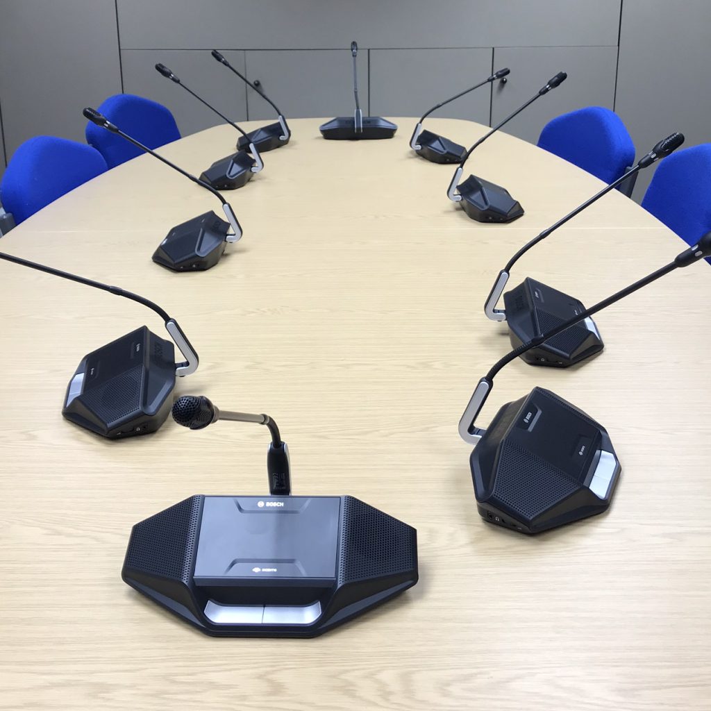 Desktop wireless audio conference system